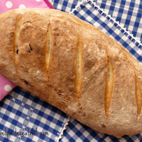 Pan con pasas y semillas de amapola